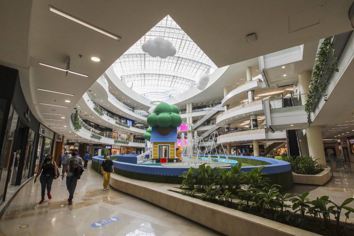 En el Valle del Aburrá continúa gradualmente la ocupación de más del 80 % de los centros comerciales con compradores y usuarios. FOTO EDWIN BUSTAMANTE