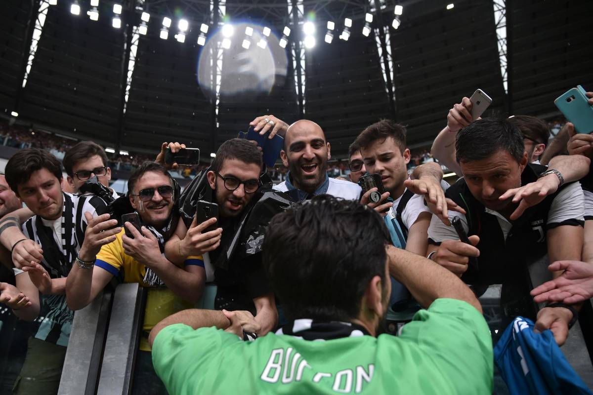 Los hinchas aprovecharon la vuelta de honor del arquero para abrazarlo y decirle adiós.FOTO AFP