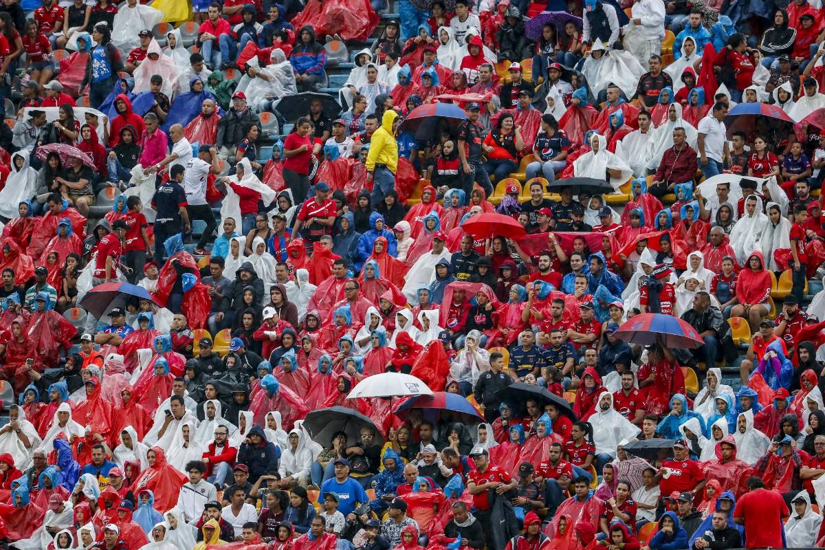 Los hinchas soportaron una fuerte lluvia y una pálida presentación del DIM. Foto Jaime Pérez