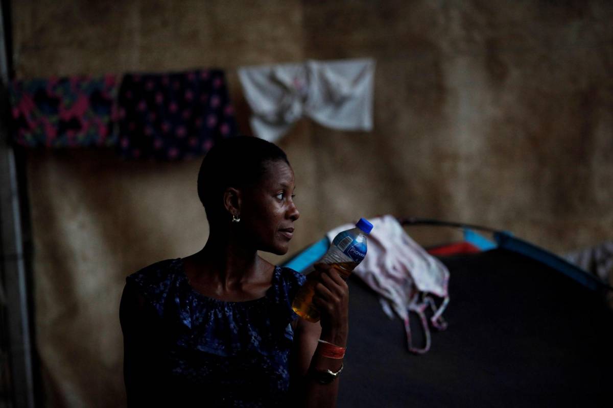 Migrate cubana. os migrantes que entran a Panamá desde Colombia son sometidos al programa llamado flujo controlado, que incluye un proceso biométrico para determinar si generan alerta migratoria, así como un eje humanitario y sanitario con vacunación, antes de ser trasladados hacia la frontera con Costa Rica para que sigan rumbo al norte. FOTO: EFE