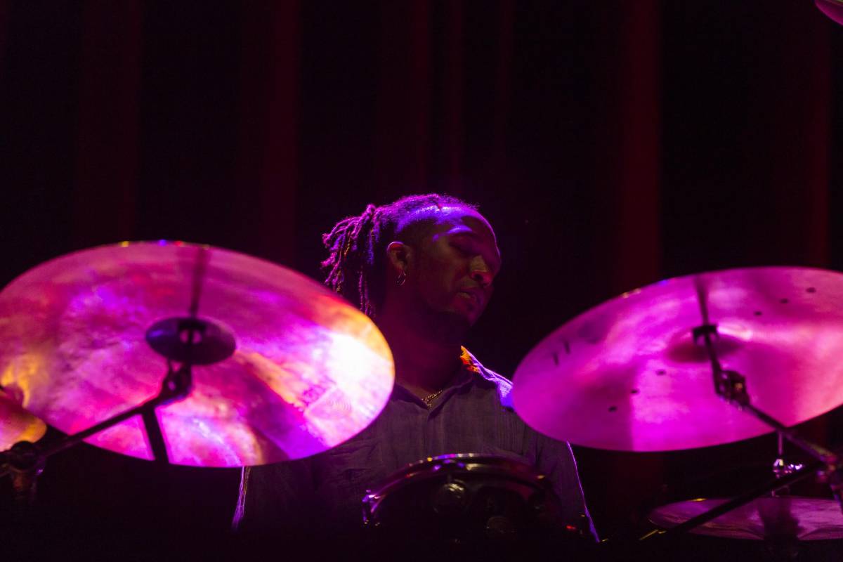 El baterista Rodney Barreto acompañó a Chucho en el escenario y contagio al público con su alegría. FOTO: CARLOS VELÁSQUEZ
