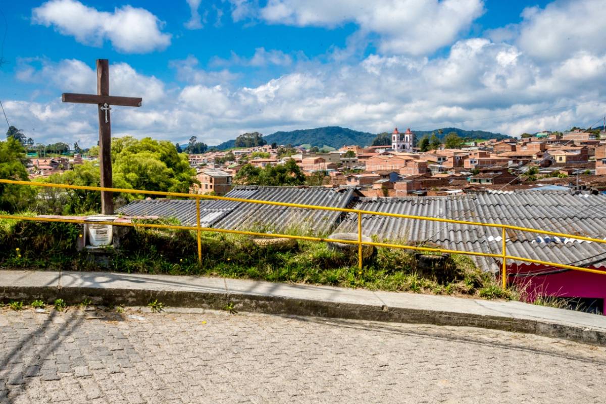 Los habitantes de La Unión, en el Oriente de Antioquia, respetan la cuarentena y las calles de la cuarentena se quedan poco a poco vacías. Foto: Juan Antonio Sánchez. 