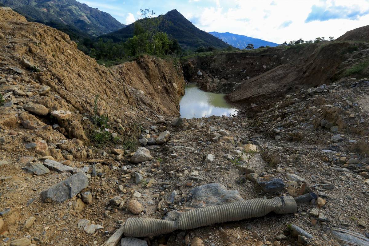 El paisaje, donde antes hubo árboles y yerba, es ahora un pequeño desierto, pedregoso con laguna artificial. FOTO. Jaime Pérez