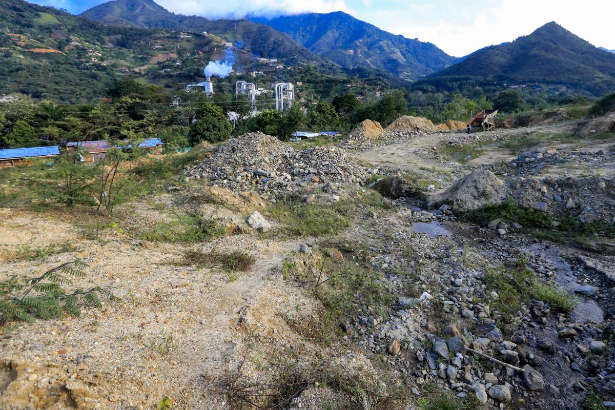 El paisaje, donde antes hubo árboles y yerba, es ahora un pequeño desierto, pedregoso con laguna artificial. FOTO. Jaime Pérez