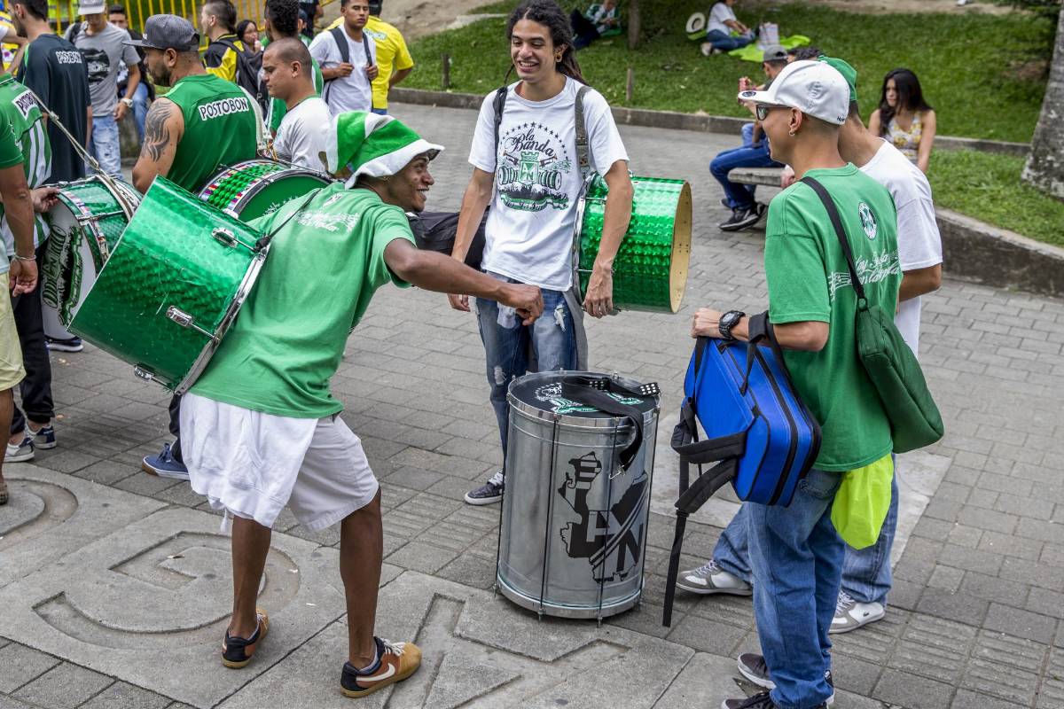 La hinchada de Atlético Nacional comienza a llegar a las inmediaciones del Atanasio Girardot donde tendrá lugar el duelo definitivo ante Tolima. FOTO SANTIAGO MESA