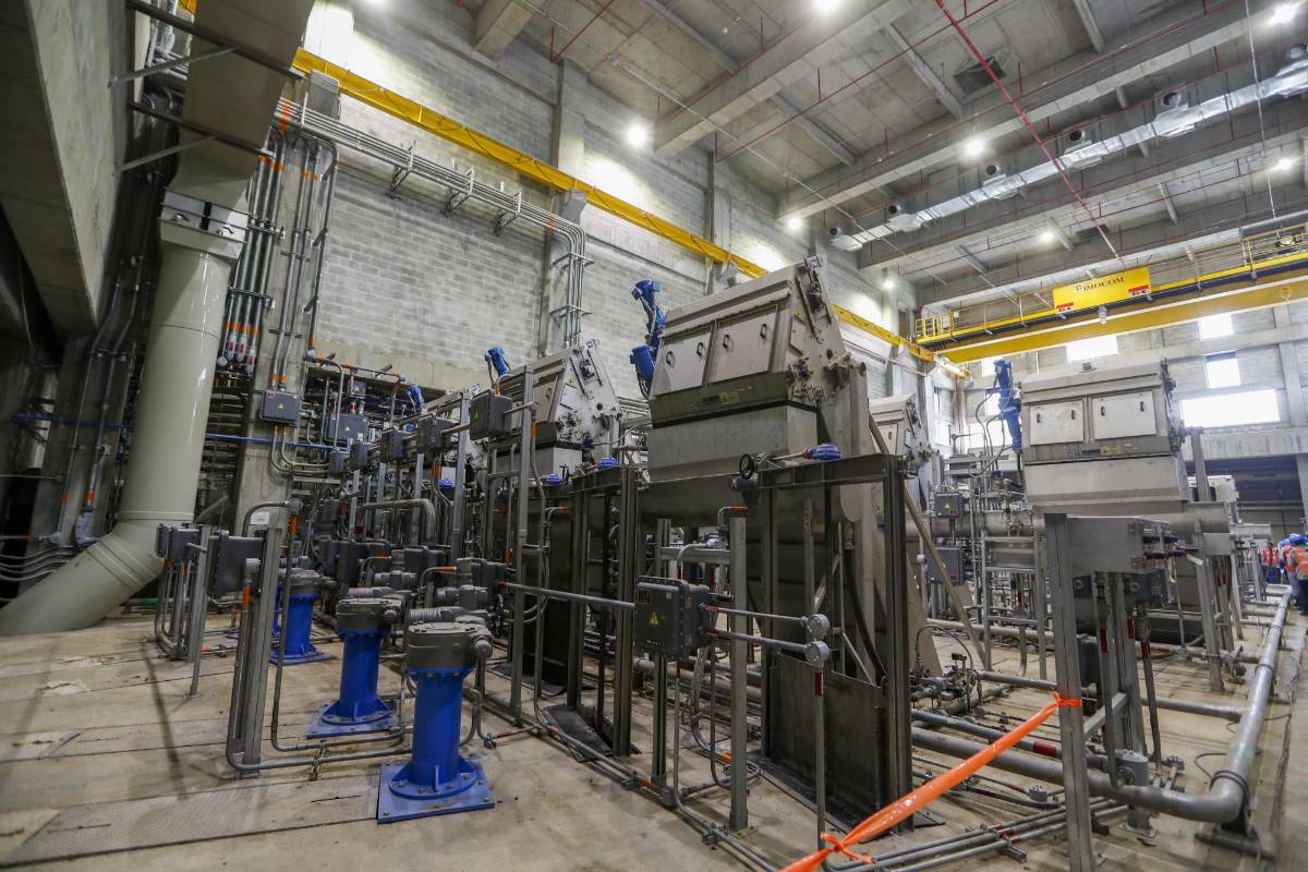 El agua pasa por unas celdas de 8 milímetros de espesor donde se retira gran cantidad de sedimento. Foto: Robinson Sáenz
