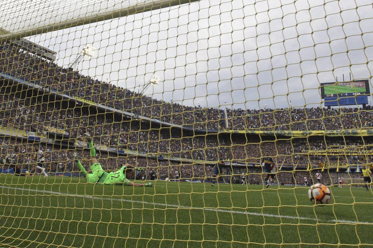 La vista detrás del arco del primer gol de River, autoría de Lucas Pratto. FOTO EFE