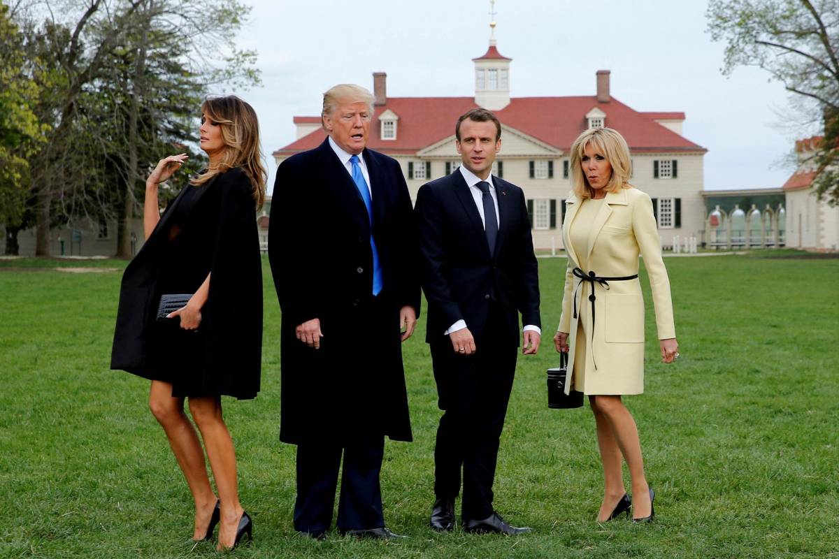 El presidente de los Estados Unidos, Donald Trump, y la primera dama, Melania Trump, y el presidente de Francia, Emmanuel Macron, y Brigitte Macron, se preparan para tomarse una foto en una visita a la finca del primer presidente de los Estados Unidos, George Washington, en Mount Vernon, Virginia, en las afueras de Washington, EE. UU., 23 de abril de 2018. El fotógrafo de Reuters Jonathan Ernst: “Siempre me alegro por los eventos que nos sacan del campus de la Casa Blanca y brindan nuevas oportunidades visuales. Este día, cuando los Trumps se enfrentaron a los Macrons en la finca histórica de George Washington, proporcionaron el contraste perfecto para las elegantes parejas de líderes cuando tomaron sus lugares para un momento de otra manera planteado “. REUTERS / Jonathan Ernst 
