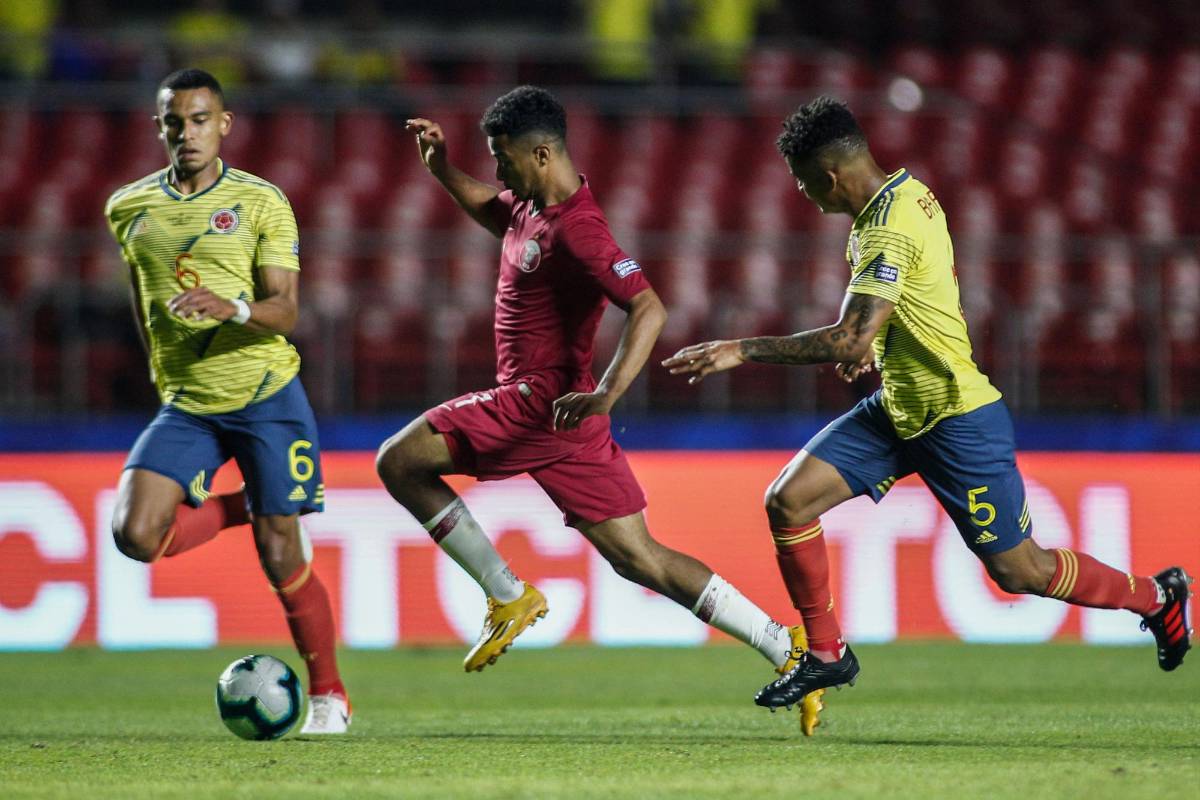 Akram Afif es marcado por William Tesillo y Wilmar Barrios. FOTO AFP