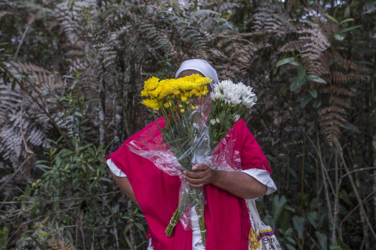 María Claudia Atehortúa, 60 años. Vereda El Cerro. Flores:Pompón amarillo y blanco. FOTO: Santiago Mesa
