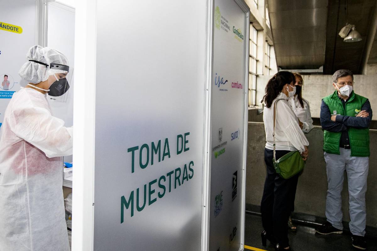 Los usuarios del Metro encontrarán en las estaciones Niquía, San Antonio, Poblado y Sabaneta las cabinas marcadas donde pueden hacerse gratis la prueba de covid-19. Foto: Jaime Pérez