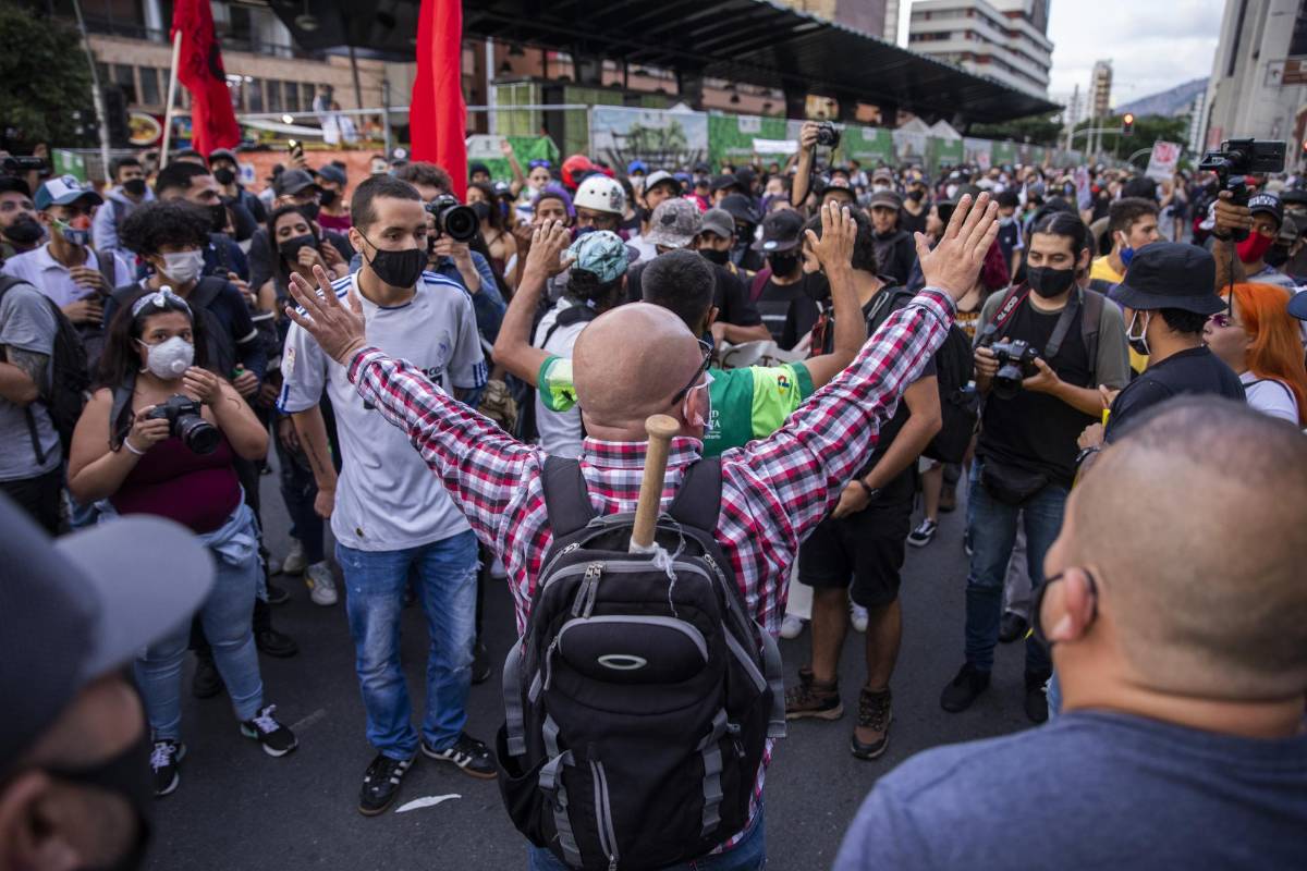 Un grupo de personas cargaba carteles exigiéndole a los otros marchantes que no destruyeran la ciudad. Foto: Carlos Velásquez