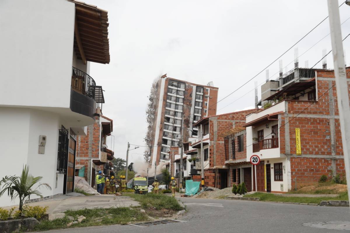 El edificio Altos del Lago cayó a las 10:10 a.m. en Rionegro. FOTO ESTEBAN VANEGAS