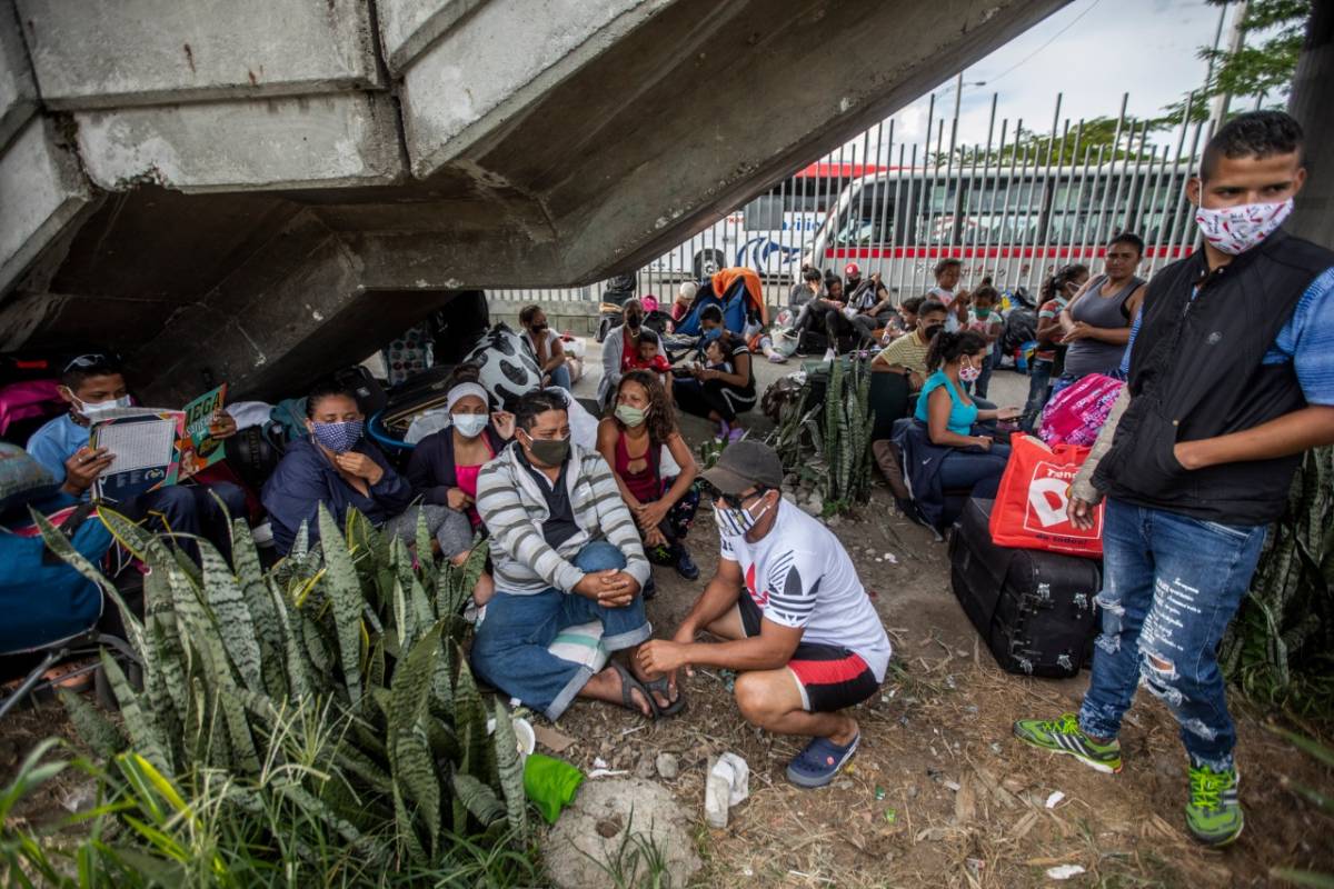 Migrantes esperan por una ayuda para regresar a casa FOTO: CAMILO SUÁREZ