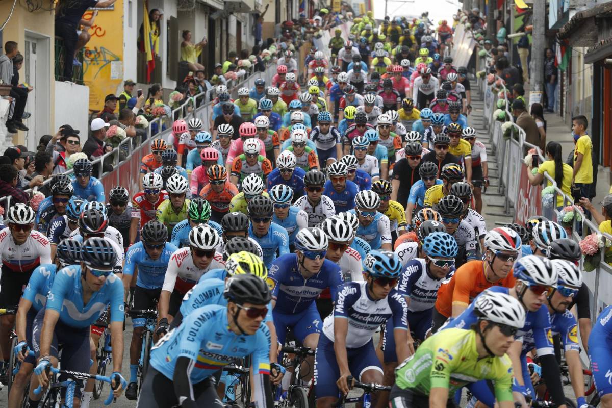 El francés Julián Alaphilippe, del Deceuninck-Quick-Step, ganó la etapa por delante de Daniel Martínez (EF-Education) e Iván Ramiro Sosa (Sky). FOTO MANUEL SALDARRIAGA 