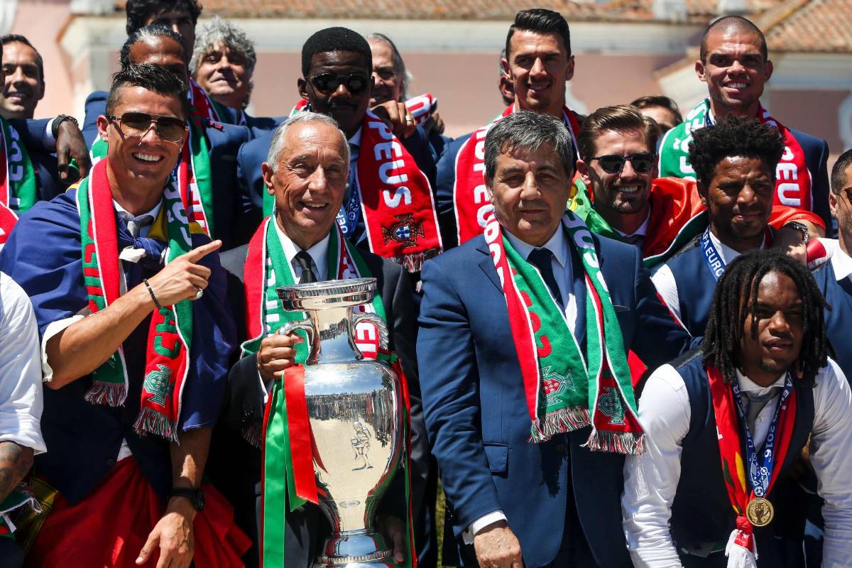 Desde el aeropuerto, la selección se trasladó al Palacio de Belém donde fueron recibidos por el presidente luso, Marcelo Rebelo de Sousa, quien les otorgó el título de “comendador”, la principal distinción que se concede en Portugal. FOTO AFP