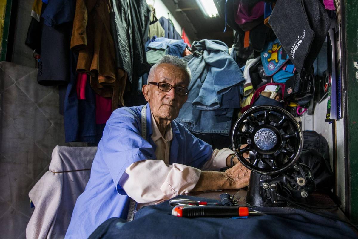 Gabriel Alonso Osorio es el mago para arreglar la ropa desde hace 60 años. Foto: Julio César Herrera