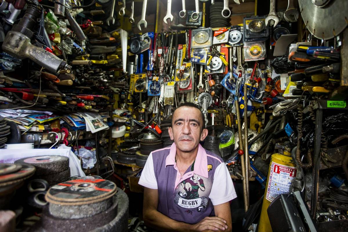 Ivan Darío Castrillón vende tornillos desde 100 pesos hasta herramientas de 35.000. Su especialidad es la ferretería de segunda. Foto: Julio César Herrera