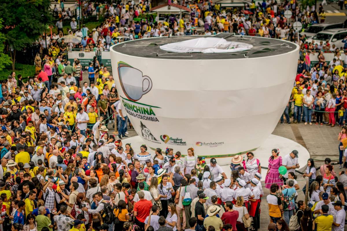 Este fin de semana en Chinchiná, Caldas, se impusieron dos nuevos Guinnes Récords: la taza de café más grande del mundo y el mayor número de personas degustando café. FOTO COLPRENSA