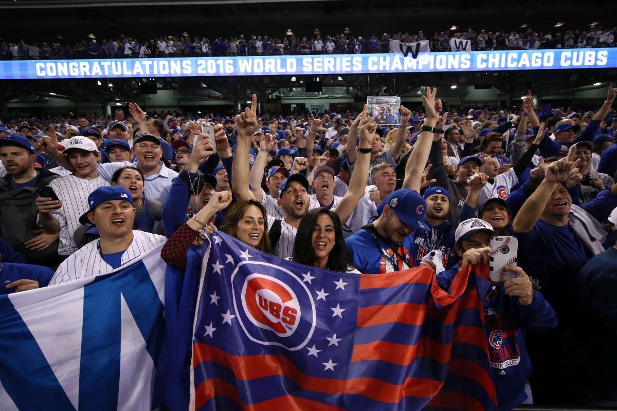 Los aficionados que llenaron las tribunas del Wrigley Field apoyaron de principio a fin a su equipo, que finalmente terminó como el ganador de la Serie Mundial. FOTO AFP