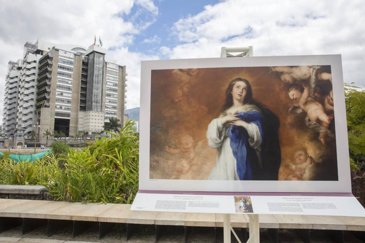 Hay visitas guiadas hechas por los jóvenes de la Red de Artes Visuales de Medellín, quienes fueron capacitados por el museo para contar la historia de las obras. Foto: Edwin Bustamante.