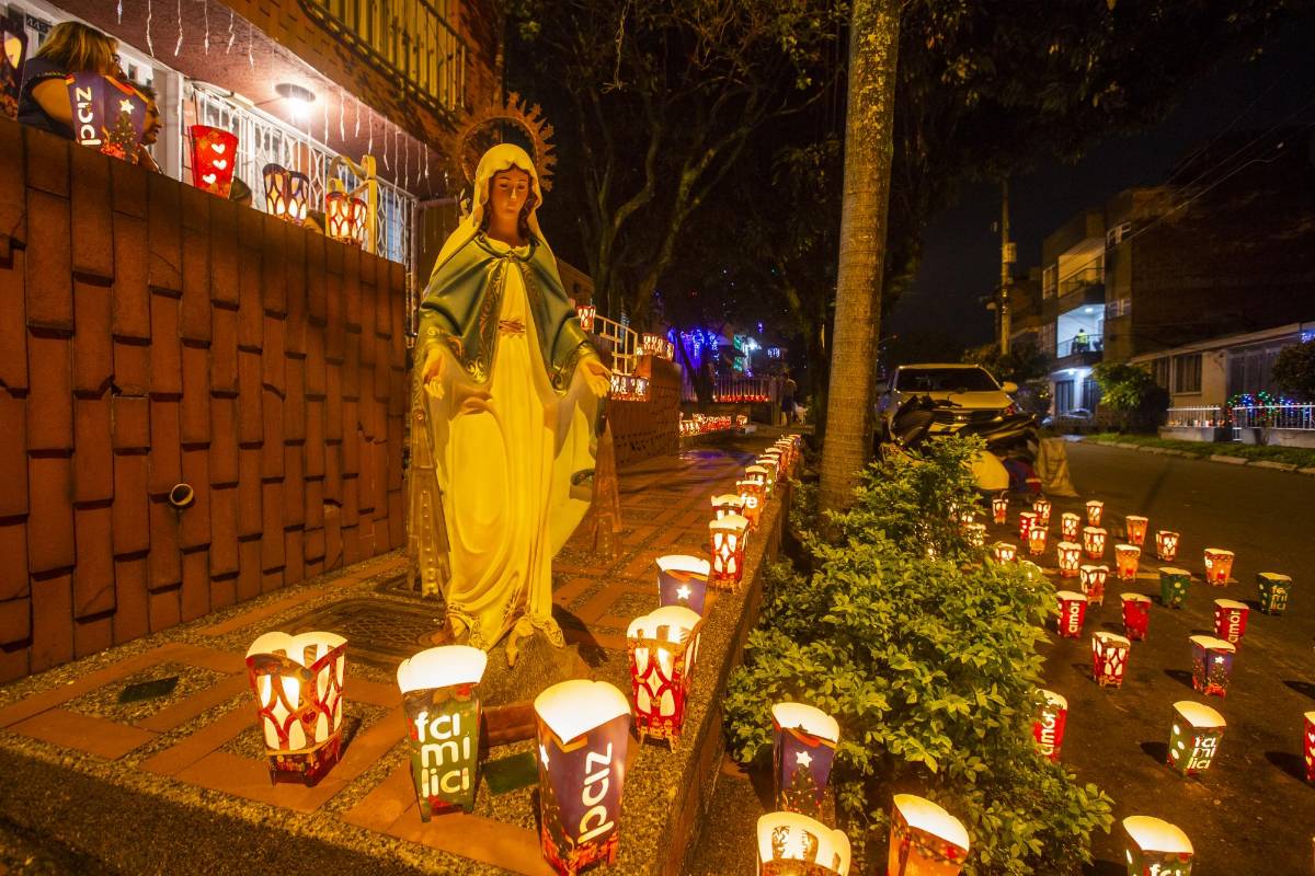 La virgen en el día de las velitas en el Barrio Mesa de Envigado. Foto: Carlos Velásquez