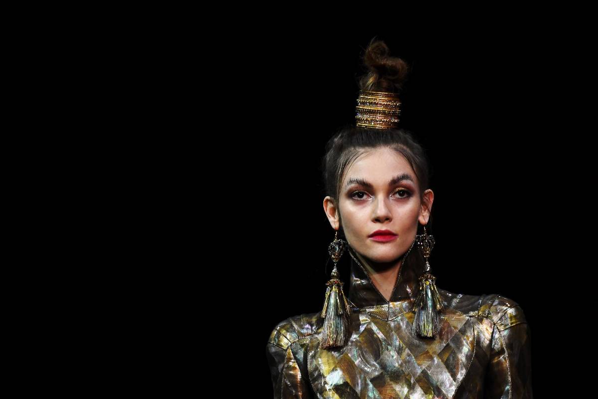 Una modelo presenta una creación de Guo Pei durante el desfile de modas de la colección de Alta Costura de Primavera y Verano 2019 en París. Foto: AFP.
