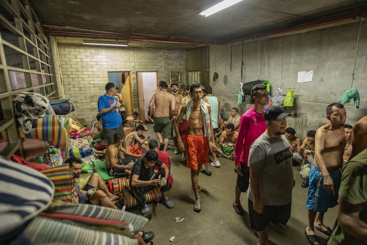En la estación de Policía de Belén se entregaron las alimentaciones. FOTO CARLOS VELÁSQUEZ