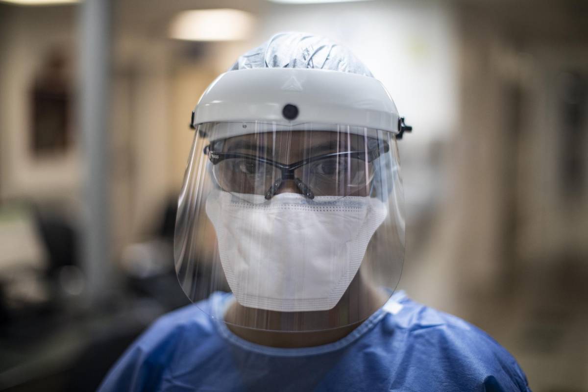 Veronica Higuita Rincón, 32 años, 12 años como auxiliar de enfermería de cuidado crítico adulto en la UCI del Hospital Pablo Tobón Uribe. Foto: Esteban Vanegas