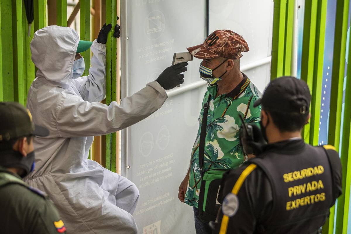 Al ingreso de la plaza, ubicada en el centro de Medellín, hay puestos de control de temperatura y aseo para los trabajadores y usuarios. Foto: Carlos Velásquez