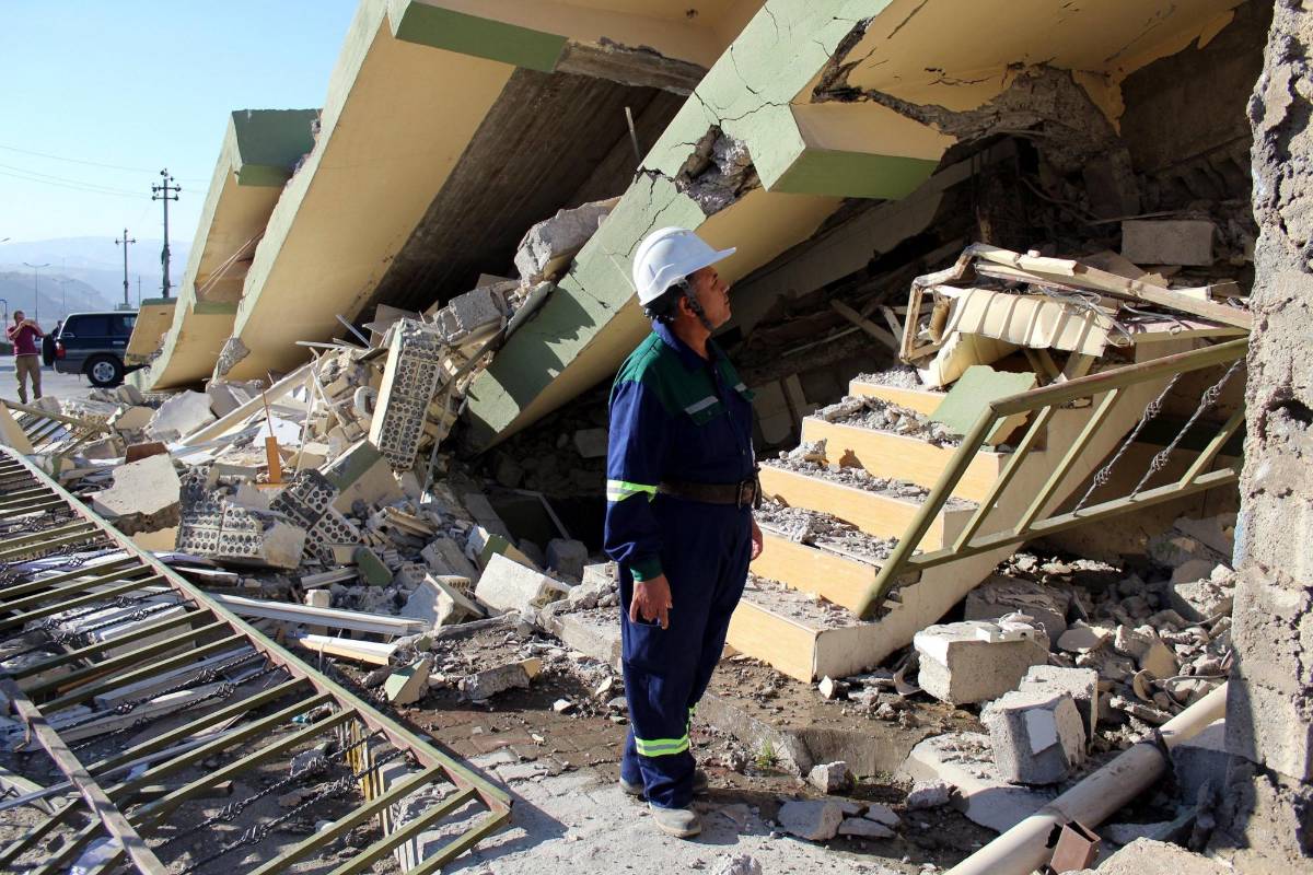 El movimiento telúrico ocurrió a las 6:18 de la tarde y también se sintió en Irán, donde se registraron al menos 129 muertos y unos 300 heridos. FOTO EFE