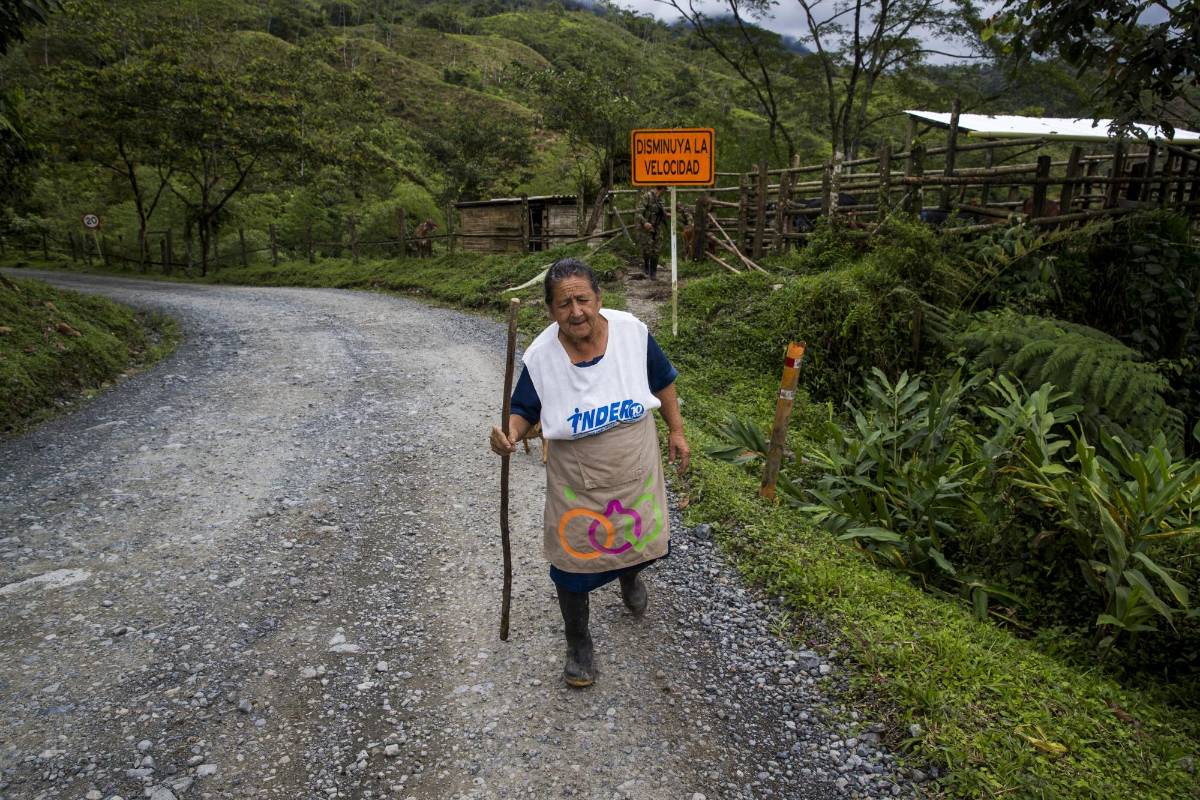 Juana Bautista Sánchez es habitante del sector del Once. Ha padecido desde siempre el “polvero” que pasa por el frente de su casa. Foto: Esteban Vanegas