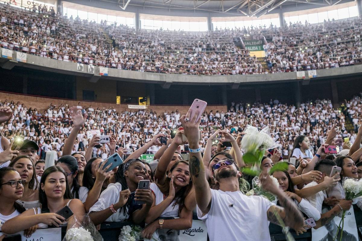 Fueron tantos los que llegaron, que se dispusieron pantallas afuera del escenario para que los no pudieron entrar siguieran en vivo la transmisión del homenaje. Foto: Santiago Mesa