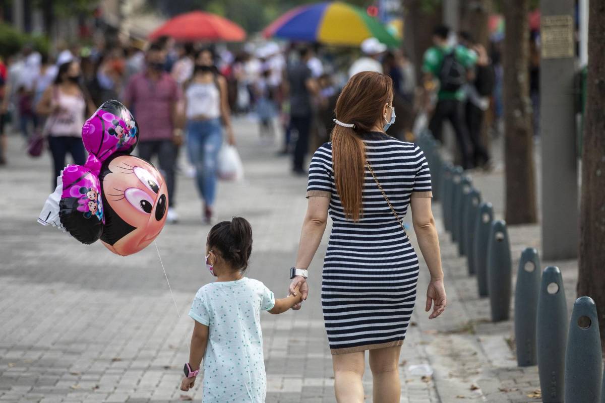 Muchos ciudadanos se resisten a cambiar las formas de compartir en los espacios públicos de Medellín debido a la situación de salud pública mundial. FOTO: Edwin Bustamante