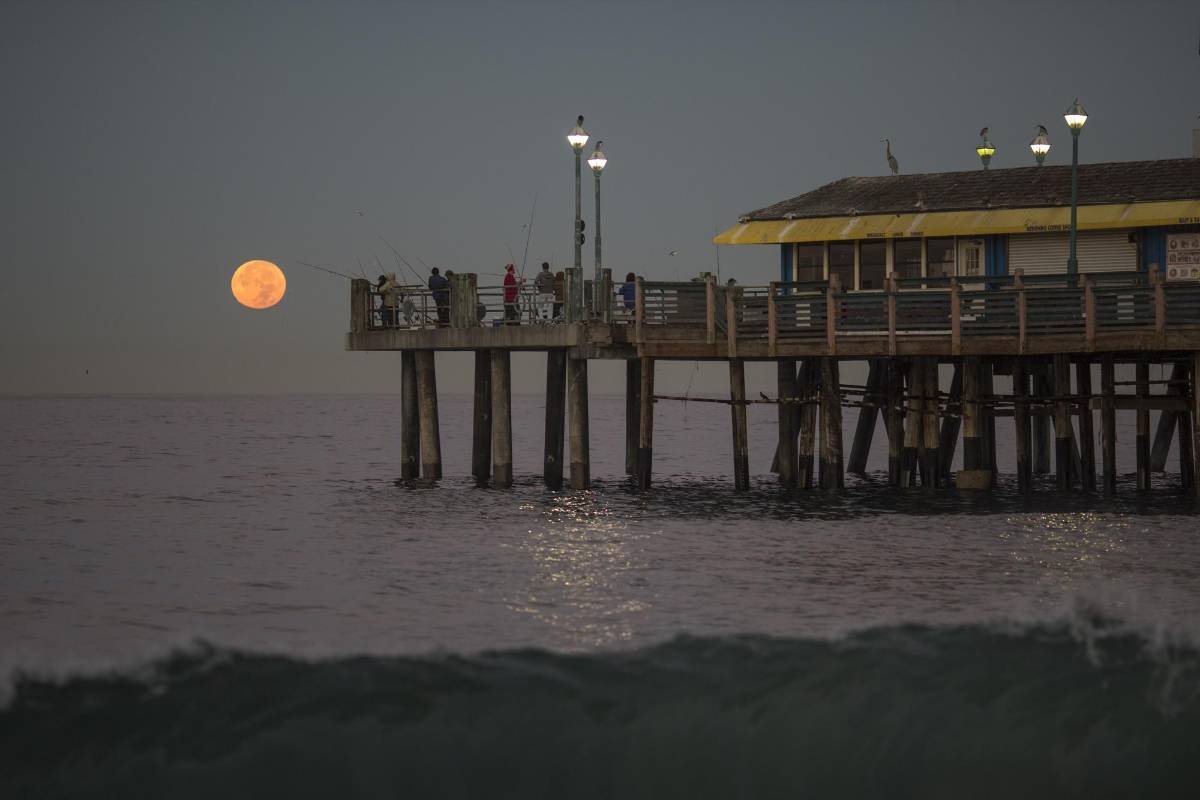 La luna del domingo en Redondo Beach, California, Estados Unidos. Foto AFP