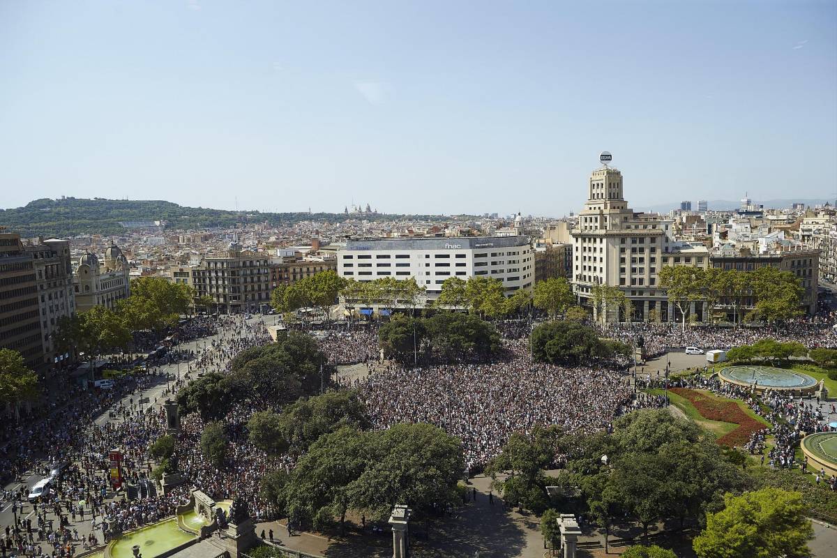 Entre homenajes a las víctimas y relatos del horror vivido transcurren las horas posteriores al ataque terrorista perpetrado por una célula yihadista. FOTO EFE
