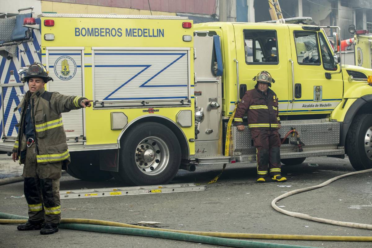 Las labores para controlar las llamas se dificultaron debido a que los bomberos ingresaban al local, trabajaban 10 minutos y salían deshidratados. FOTO: SANTIAGO MESA. 