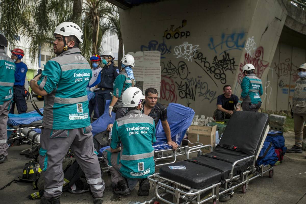 La detonación que generó el incendio dejó 25 personas heridas, según el reporte de las autoridades. Del total de lesionados 20 son bomberos, uno más es el director del Dagrd y cuatro civiles. FOTO: SANTIAGO MESA.