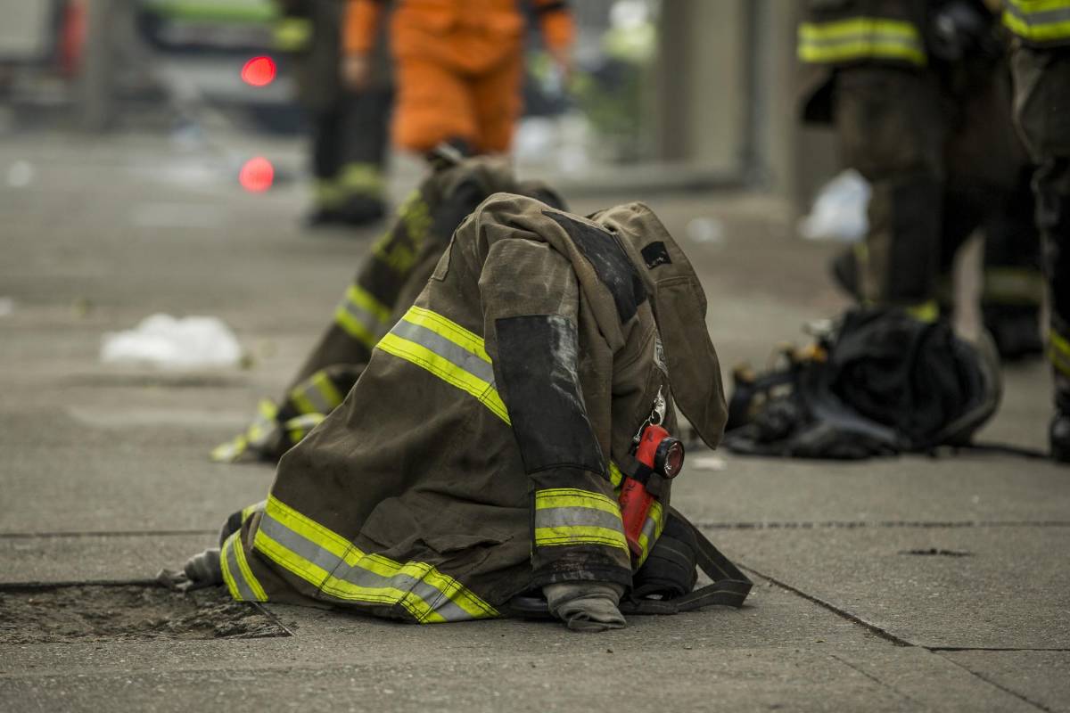 El alcalde de Medellín, Federico Gutiérrez, catalogó de héroes a los bomberos heridos. FOTO: SANTIAGO MESA.