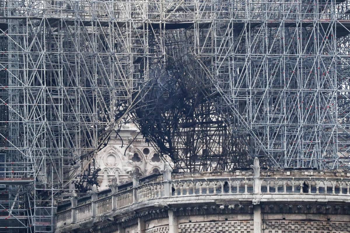 “Era como si hubiera habido un bombardeo”, cuenta Marsset a la AFP sobre lo que queda de la iglesia donde fue ordenado sacerdote hace 31 años. FOTO EFE