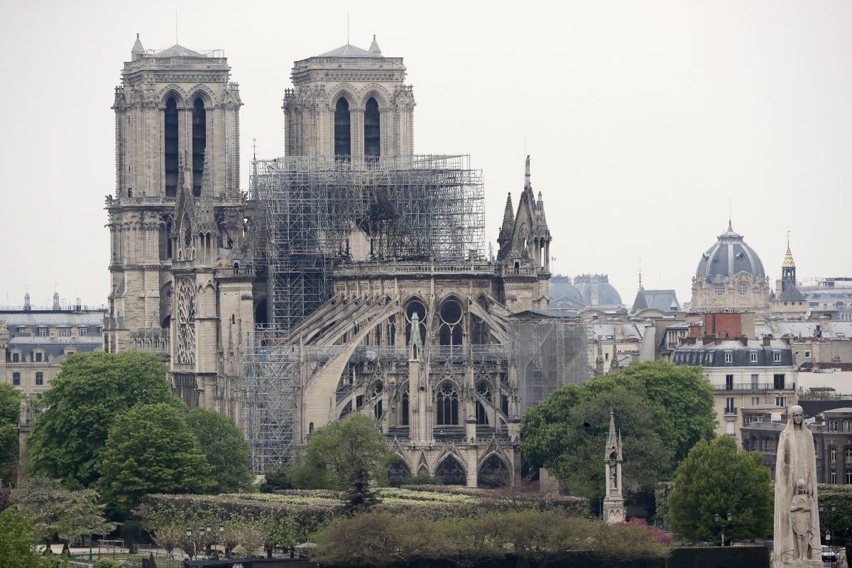 El alivio era también grande entre los parisinos, que descubrían el martes por la mañana que la fachada y las dos torres de la catedral seguían de pie. FOTO EFE