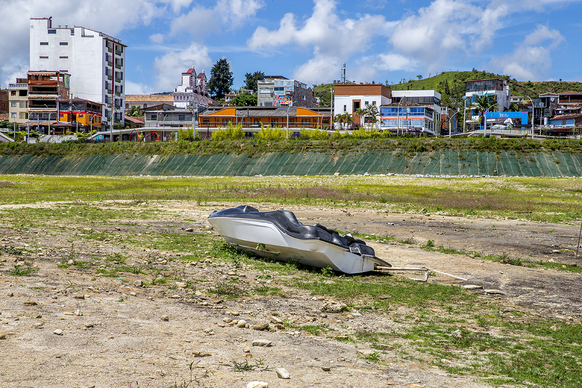 Lo que era un paisaje lleno de agua ahora es arena, pasto y embarcaciones que no flotan. FOTO JUAN ANTONIO SÁNCHEZ OCAMPO
