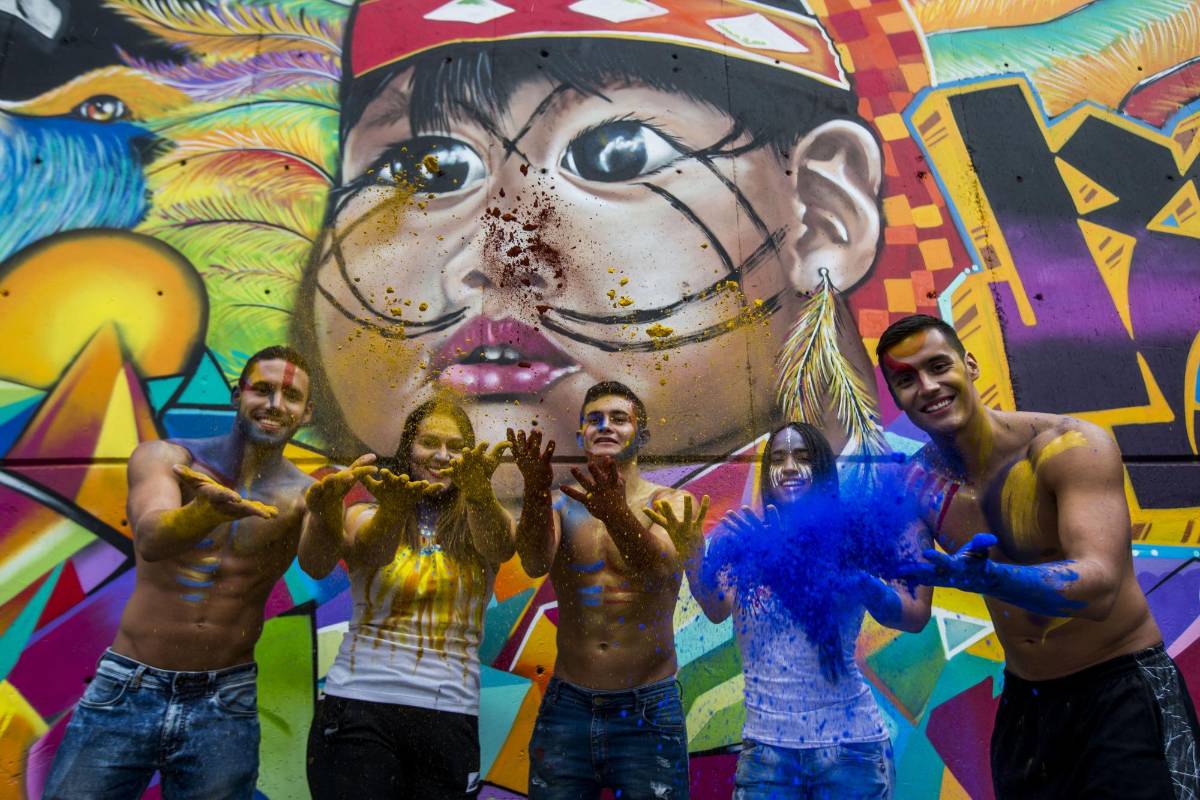 Ginna Escobar (gimnasia), Ana María Rendón (tiro con arco), Daniel Restrepo (clavados), Alejandro Arias (clavados) y Jorge Mario Murillo (natación) participaron de una intervención artística en la comuna 13 en la que sus cuerpos fueron los lienzos. FOTOS JULIO CÉSAR HERRERA