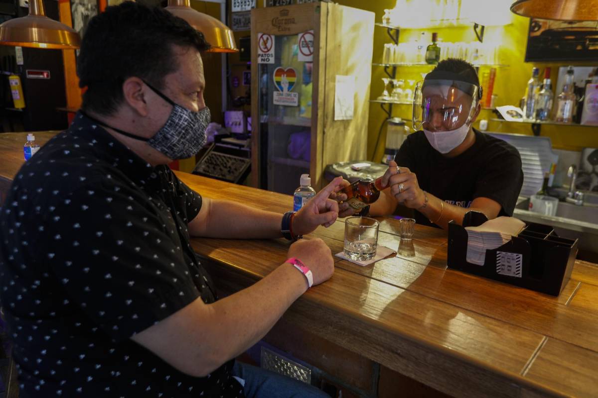Las botellas deben ser destapadas directamente en las mesas, deben llegar selladas al cliente. FOTO MANUEL SALDARRIAGA