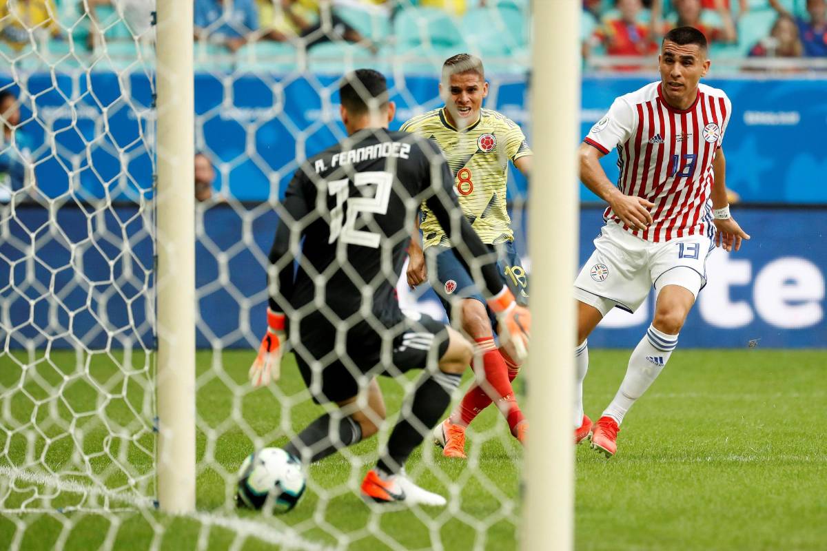 Estaba por caer la anotación, que llegó a los 31 minutos cuando Gustavo Cuéllar se desdobló por el costado derecho, trazó una diagonal, recibió un pase de Falcao y en el área del arquero venció a Junior Fernández. FOTO EFE
