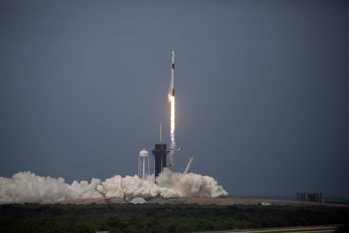 El cohete Falcon 9, de la compañía creada por Elon Musk, despegó según lo previsto, a las 15H22 (19H22 GMT, 2:22 p. m. en Colombia), y puso en órbita sin inconvenientes la cápsula Crew Dragon unos diez minutos después. FOTO AFP