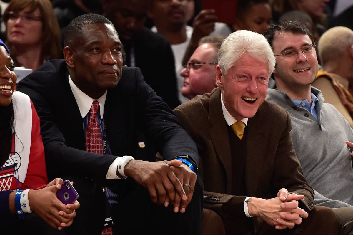 La leyenda de la NBA Dikembe Mutombo (i) junto al expresidente Bill Clinton (d). FOTO AP