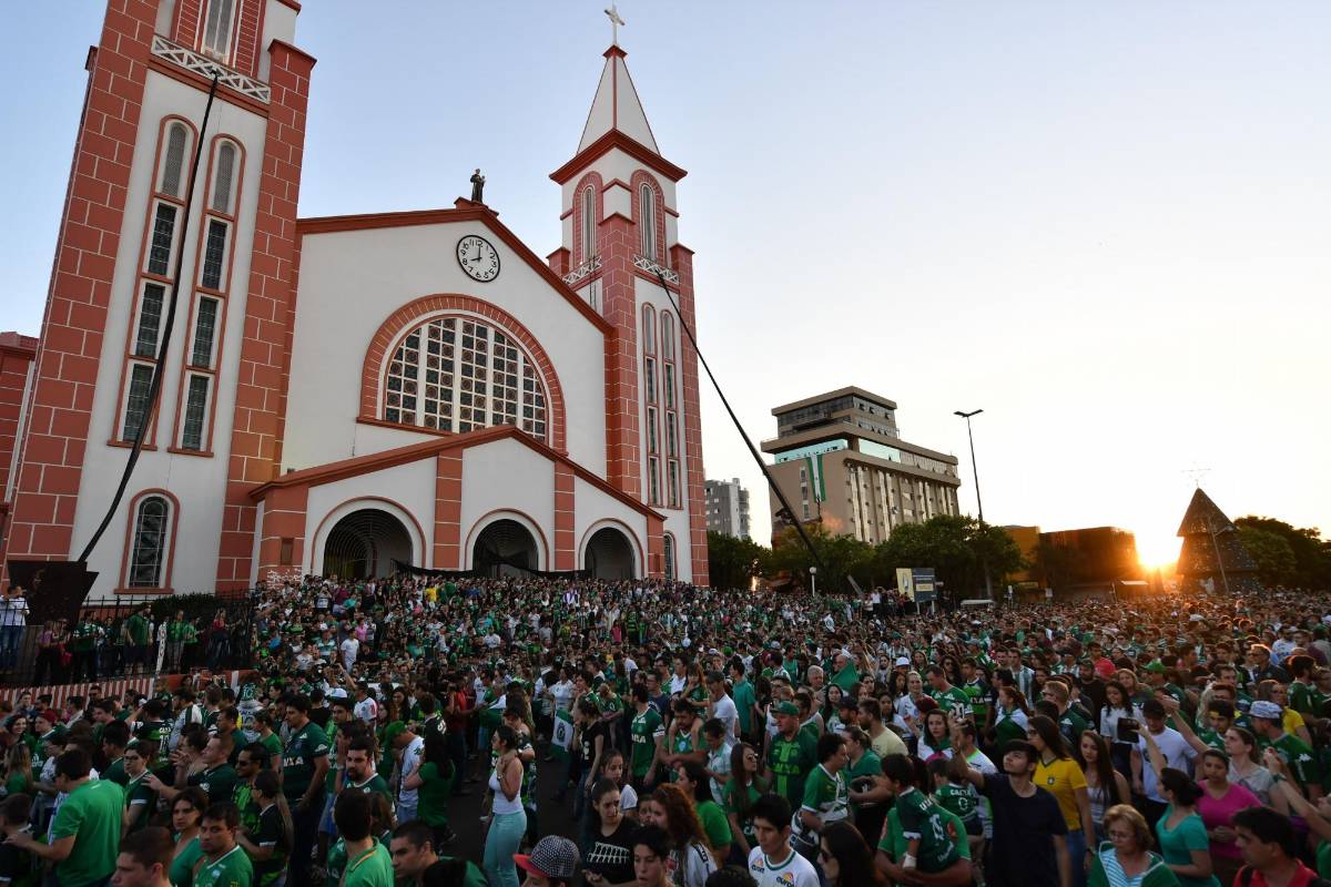 Seguidores y personas cercanas de los jugadores de Chapecoense muertos en la tragedia en Antioquia realizaron una misa por las víctimas que tuvo una participación masiva en Chapecó, Santa Katarina. FOTO AFP