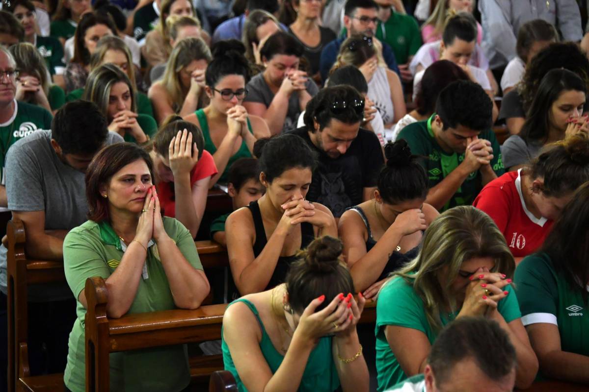 Seguidores y personas cercanas de los jugadores de Chapecoense muertos en la tragedia en Antioquia realizaron una misa por las víctimas que tuvo una participación masiva en Chapecó, Santa Katarina. FOTO AFP