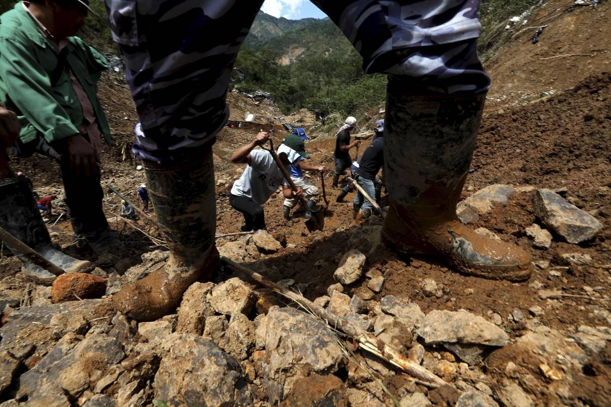 Miembros de los servicios de rescate continúan con la búsqueda de víctimas de un daño causado por el tifón Mangkhut en la localidad de Ucab en el municipio de Itogon, Filipinas. Foto: EFE